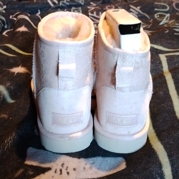 Size 6 brand new pink cheetah print uggs never worn. - Picture 2 of 3